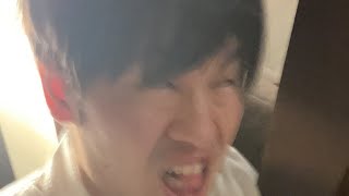 ベッドから落ちたはずみに謎の柱から肩が抜けなくなった男