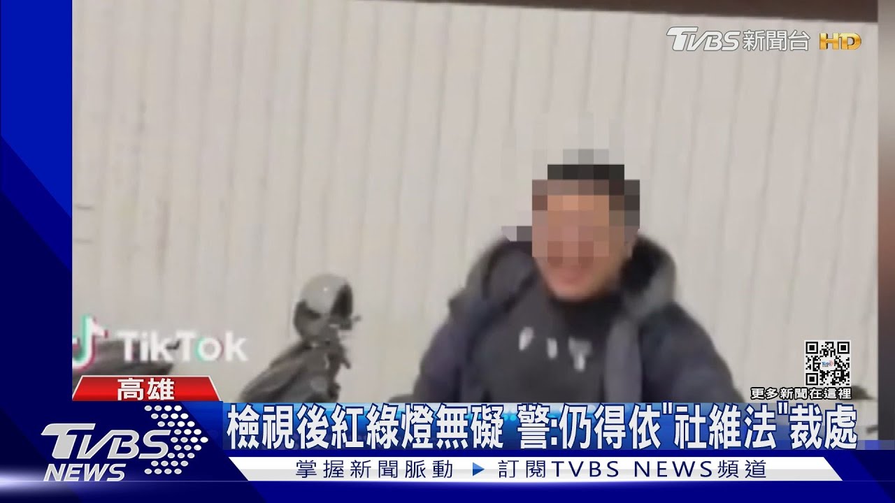 馬路當街嬉戲！還丟紅綠燈燈投準自拍　挨批：無聊當有趣