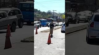 Motoqueiro costurou os cones de sinalização