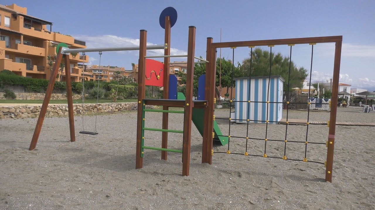 Ya se puede disfrutar del Parque infantil en la playa de Los Granados