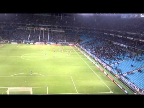 ""Con esta hinchada loca haciendo descontrol" - En Porto Alegre 2016." Barra: Los Guerreros &bull; Club: Rosario Central