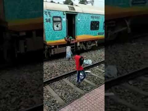 ये है बंगाल का हाल है जहाँ चलती हुई ट्रेन पर पत्थर फेंकें, रुकी हुई ट्रेन के शीशे तोड़े ये है बंगाल का हाल है जहाँ चलती हुई ट्रेन पर पत्थर फेंकें, रुकी हुई ट्रेन के शीशे तोड़े