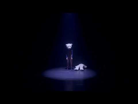 Comme si nous plongions doucement dans le sommeil, la lumière, la voix 