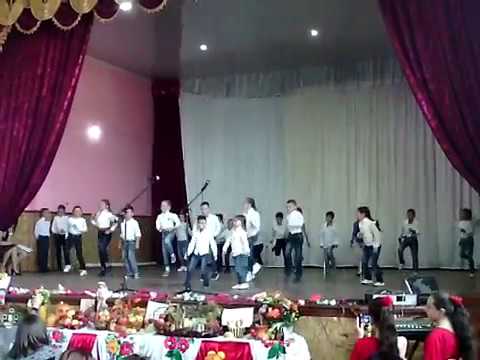 Ansamblul ,,Stroeștenii' cu dans modern