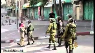 مسن يحاول منع الاحتلال من إطلاق النار على المتظاهرين