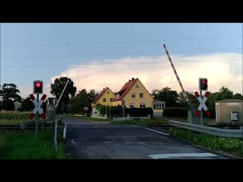 Passaggio a livello a Laubenzedel. Railway crossing in Laubenzedel. Bahnübergang in Laubenzedel.