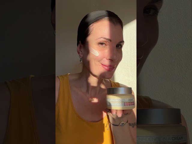 Vídeo relacionado con IT Cosmetics, Limpiador + Sérum, Hidratación Intensa, Combate Líneas de Expresión y Arrugas, Fórmula con Anti-Aging Armour Rejuvenating Concentrate, Confidence In a Cleanser, 148 ml