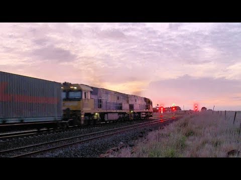Pacific National 3AM5 Container Train Arrives At Sunrise (24/7/2018) - PoathTV