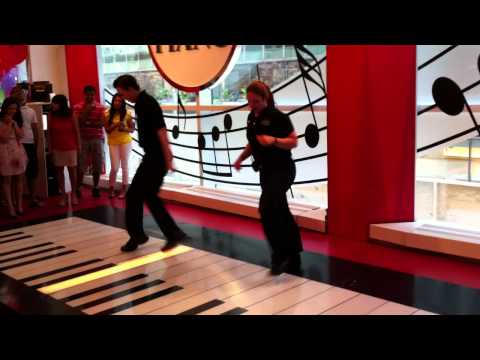 FAO Schwarz | Giant Piano: Song from BIG movie