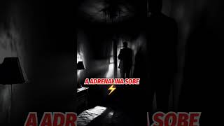 Imagine acordar no meio da noite e perceber que não está sozinho