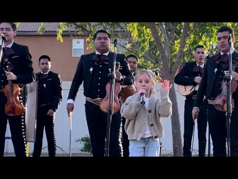 Alessandra cantando “Los Laureles” con @mariachinuevotamazulaoficial 🎶