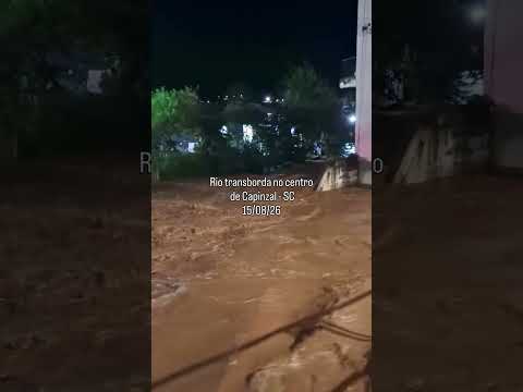 Rio transbordou na noite deste sábado no município de Capinzal   SC Siga @santacatarinaemfotosbr