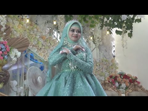 Pengantin cantik banget memakai gaun hijau mudah cerah pas pertama X keluar
