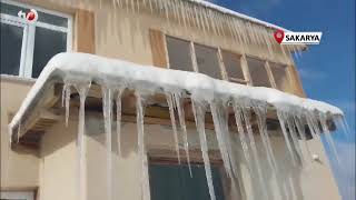 Dondurucu Soğuk Çatılarda Buz Sarkıtlarına Dönüştü