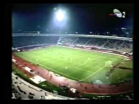 Upad navijaca Crvene zvezde na teren za vreme 112-tog vecitog derbija