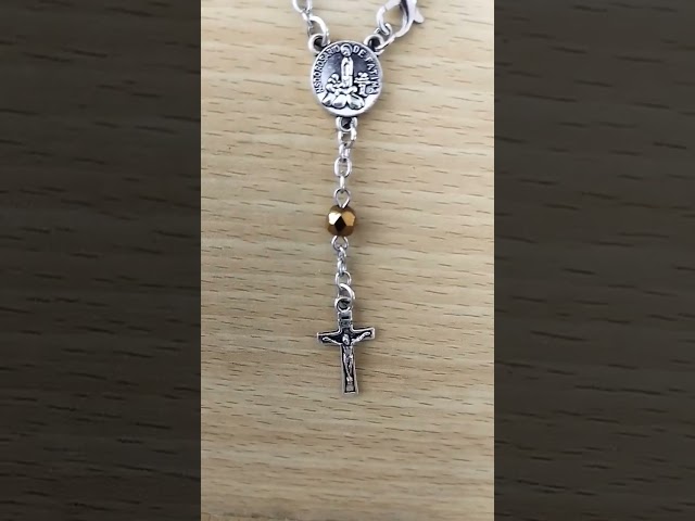 Vídeo relacionado con Rosario Religioso VIRGEN DE FATIMA, de 59 Cuentas de Madera. Cruz de Madera 5 cms. y Bolsa Impresa. Convertible en Collar mediante mosquetones. Rosario Madera Marron VF
