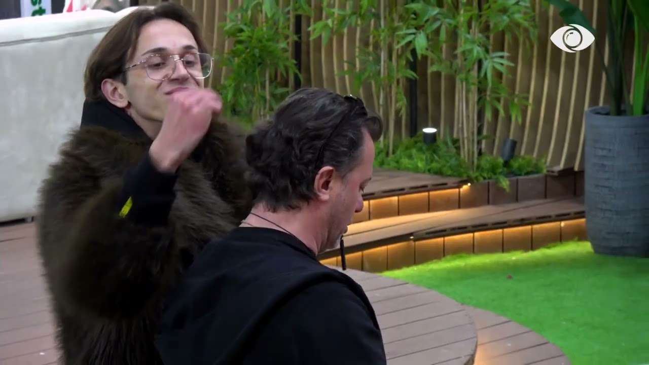 Vserlo i kreh flokët Laertit, ndërkohë Kelly dhe Gjesti i komentojnë nga larg