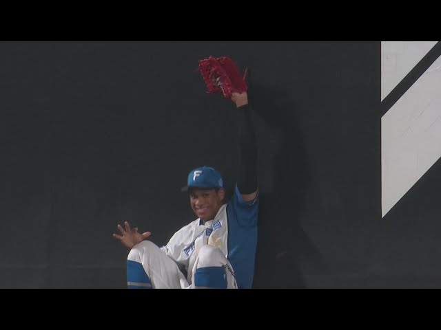 【3回表】ファインプレー!! ファイターズ・万波中正 フェンスギリギリの打球をジャンピングキャッチ!! 2025年7月4日 北海道日本ハムファイターズ 対 東北楽天ゴールデンイーグルス