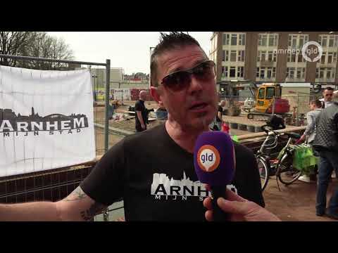 Tientallen Arnhemmers zoeken naar goudvissen in de Jansbeek