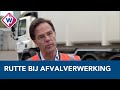 Premier Rutte: 'Mensen in de afvalverwerking hebben het vanwege corona drukker dan ooit'