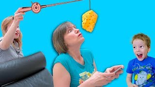 Света и Богдан СПАСАЮТ МАМУ ОТ страшной БАБУЛИ - она свела с ума! Для Детей kids children