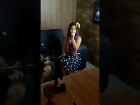 Lívia Valéria canta “De Mala e Cuia” do paraibano Flávio José