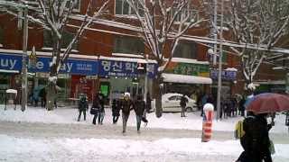 preview picture of video 'Walking to work in a Seoul winter wonderland.'