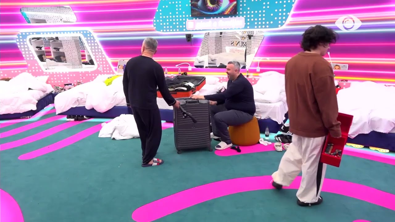 Artani i bashkohet Rogertit ndërkohë që i bien valixhes: O lojtarë kot, çohuni