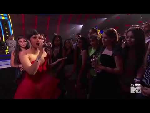 CARDI B WINNING VMA AWARD