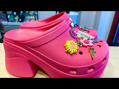 Versão 1: Lúc đi hết mình, lúc về hết buồn !!! Cuối tuần tụi mình ghé thăm cửa hàng dép Crocs.