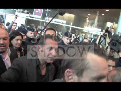 Jean Dujardin crazy arrival at the airport in Paris after Oscar best actor winning