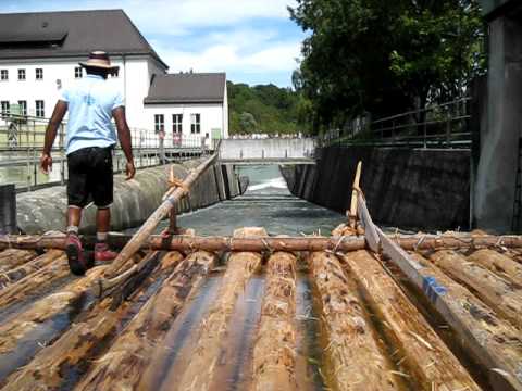 Floßfahrt Wolfratshausen - München 14.08.2011 Handstand in der Floßrutsche