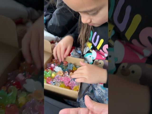 Vídeo relacionado con Enyoir 133 piezas de animales en miniatura de resina mixtos, 20 estilos de animales pequeños de vidrio luminosos, figuras de plástico diminutas y luminosas en la oscuridad para micro paisaje, jardín