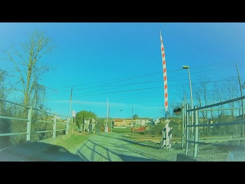 Passaggio a livello Cantalupo Via Pelizza # railroad crossing # spoorwegovergang # bahnübergang