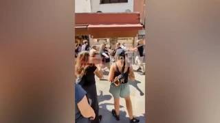 Venezia, mega rissa tra influencer di destra e centri sociali con calci e pugni: picchiate anche ...