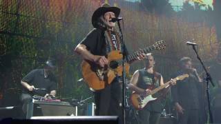 Willie Nelson &amp; Family – Angel Flying Too Close to the Ground (Live at Farm Aid 2016)