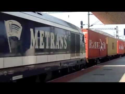 Metrans Herkules halad át konténer vonatával Kelenföldön.