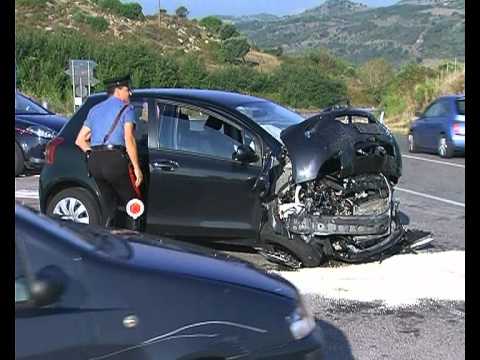 Scontro tra un pullman e un auto: tre feriti