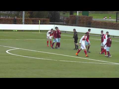 15 nov 2015 UVV 1 - Zwaluwen Utrecht 11 com 4-0 Jonas wordt vastgehouden