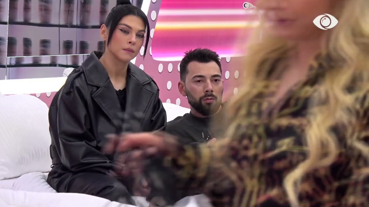 “Me pamje nga Zeusi…”/ Lorna tenton ta ndihmojë në përzgjedhjen e krevatit, Keijsi: Ju, strateg të lodhur