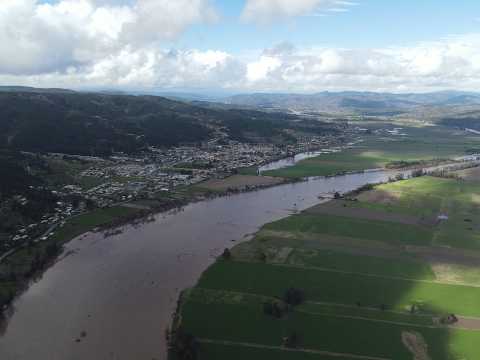 El río Mataquito a máxima capacidad en Licantén