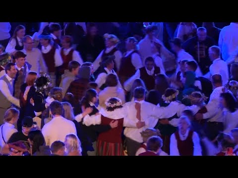 LAIMA DZALBE UN KAPELA TRADI-RIRDI-RĀ - Auga Auga Rozīte