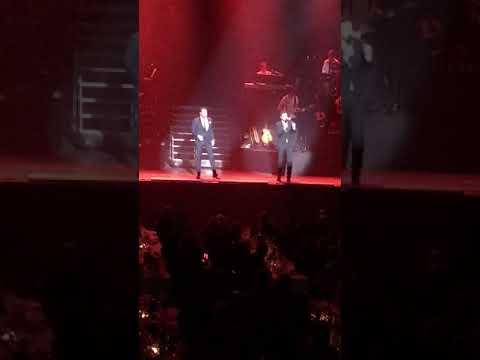 Måns Zelmerlöw and David Hellenius have fun on stage! Stjärnklart Västerås 30/11-17