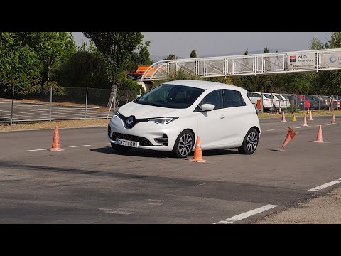 Renault Zoe 2020 – Maniobra de esquiva (moose test) y eslalon | km77.com