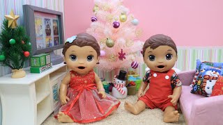 LAURINHA E FELIPINHO DECORANDO A SALA PARA O NATAL