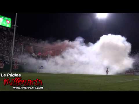 "Solo le pido a Dios (con bengalas) - Copa Argentina 2012" Barra: Los Borrachos del Tablón • Club: River Plate