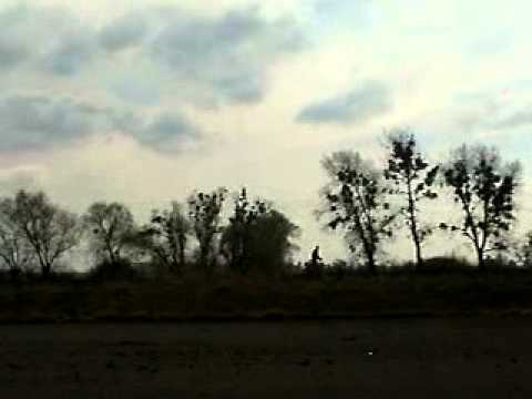 Idzie gość po torach z rowerem