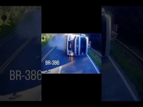 Câmera de caminhão flagra grave acidente com cinco veículos na BR-386