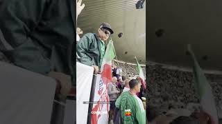 E ESSE TORCEDOR MEXICANO BEBENDO CERVEJA PELA BANDEIRA?