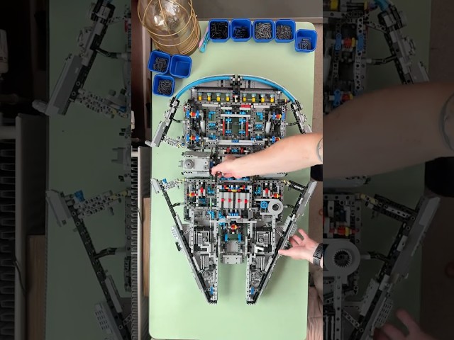 Vídeo relacionado con Lego Star Wars Millennium Falcon A New Hope - Modelo Coleccionable del 25 Aniversario - Juegos de construcción para Adultos, Hombres y Mujeres, a Partir de 18 años - Viene con Soporte de exhibición -